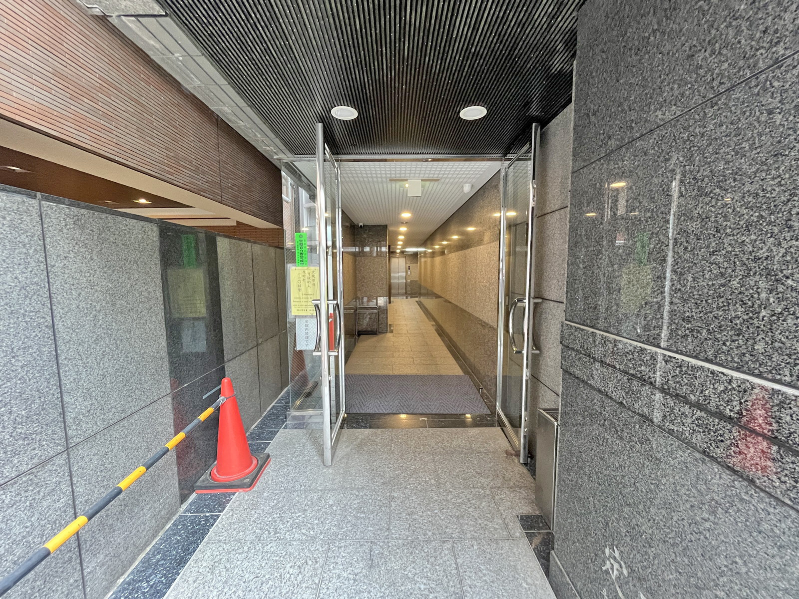 オフィスビル出入り口