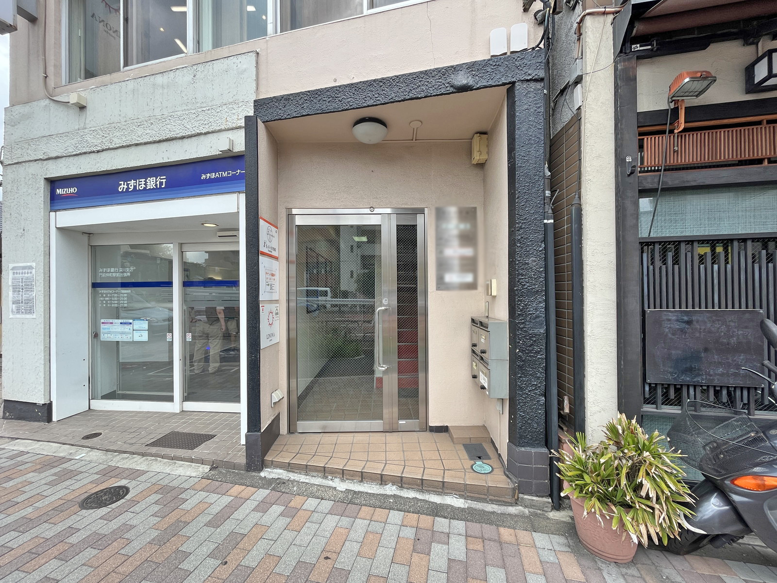 オフィスビル出入口