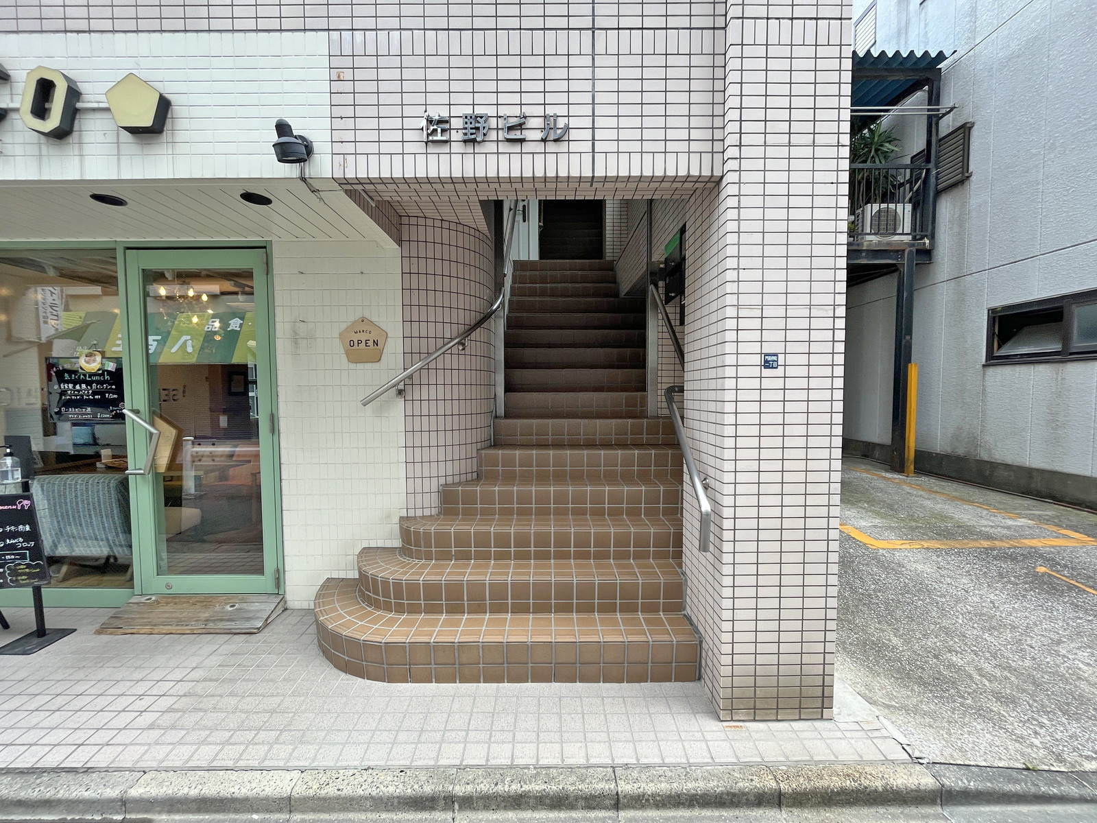 オフィスビル出入り口