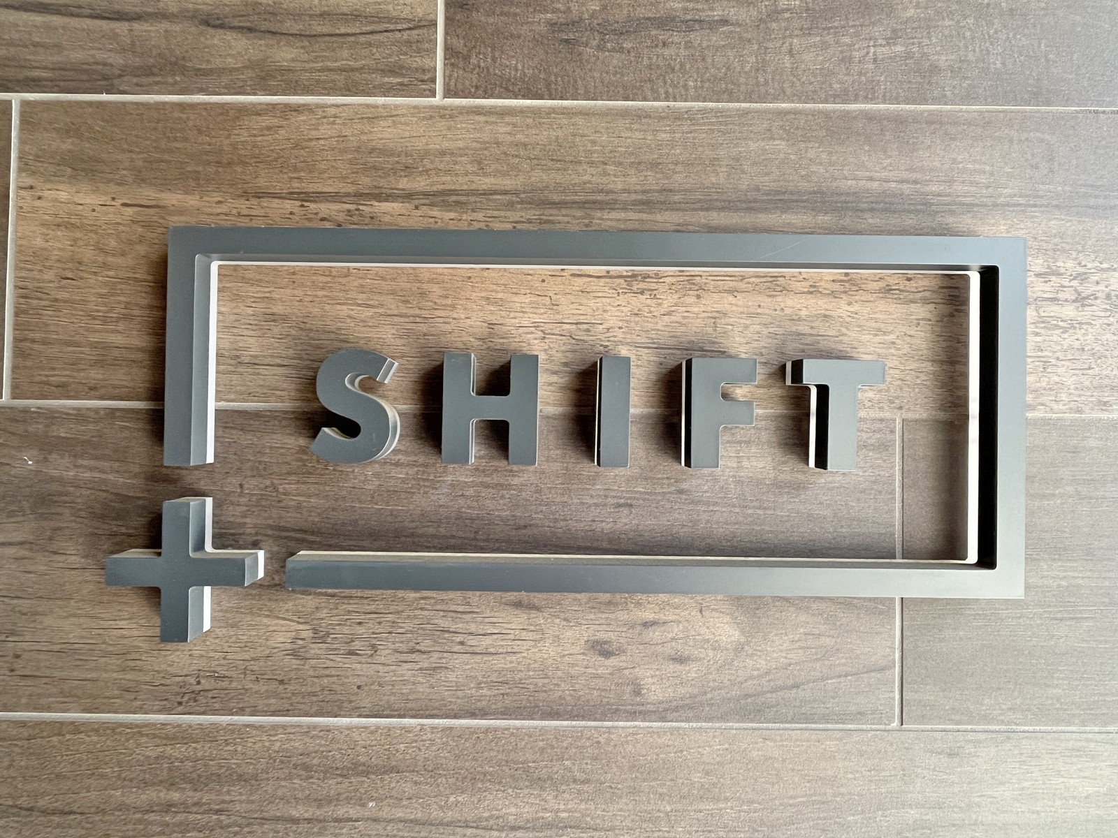 ネームプレート：+SHIFT NOGIZAKA