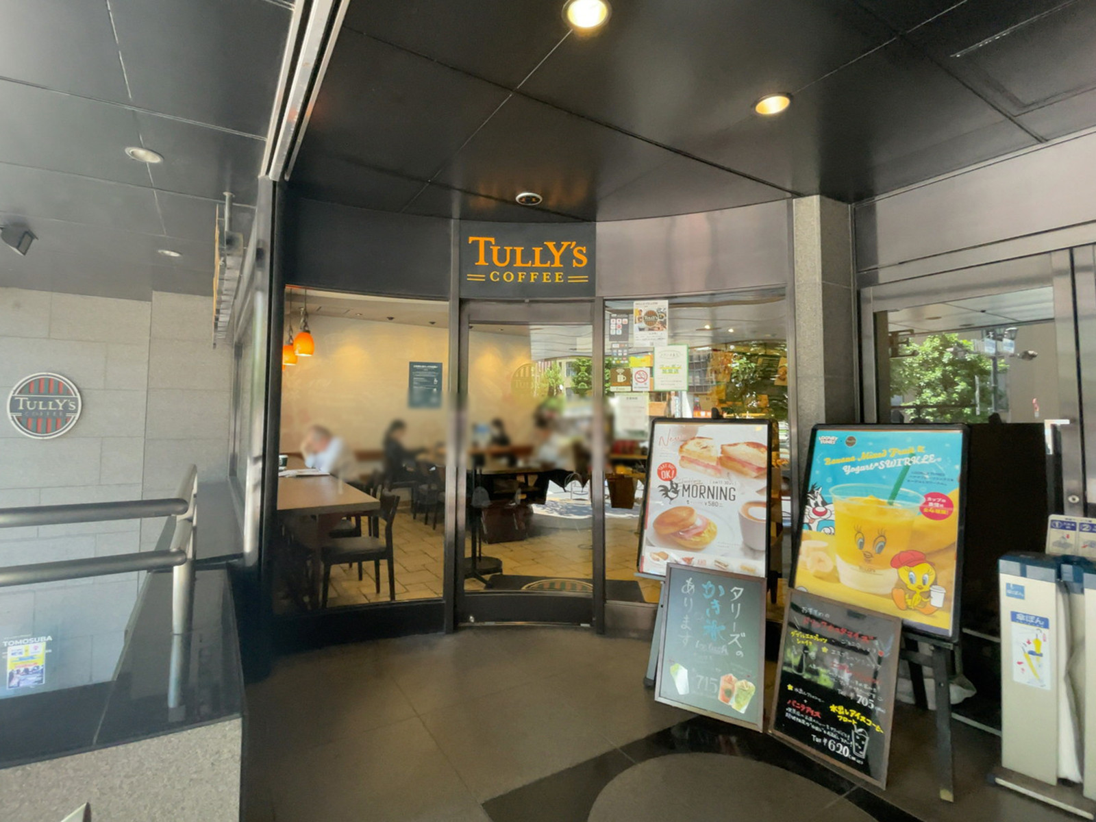 エントランス横のタリーズコーヒー 四ツ谷東口店