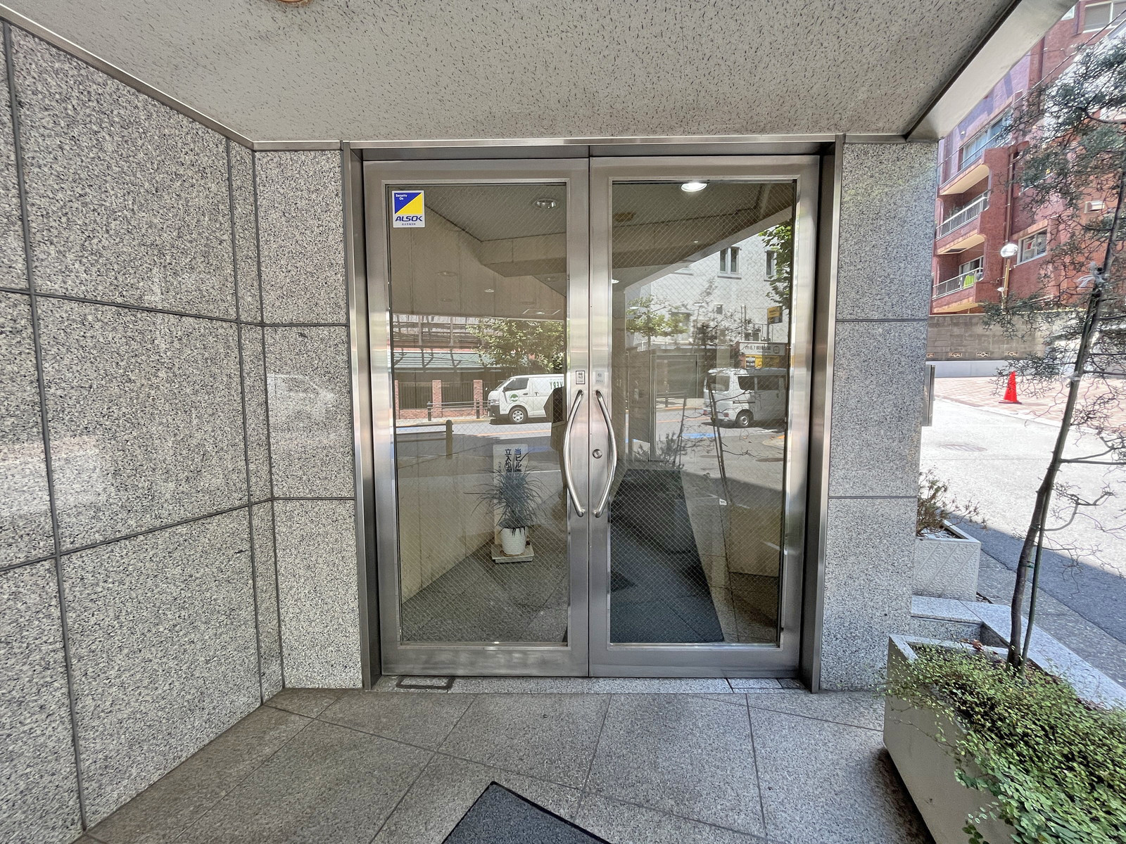 オフィスビル出入り口