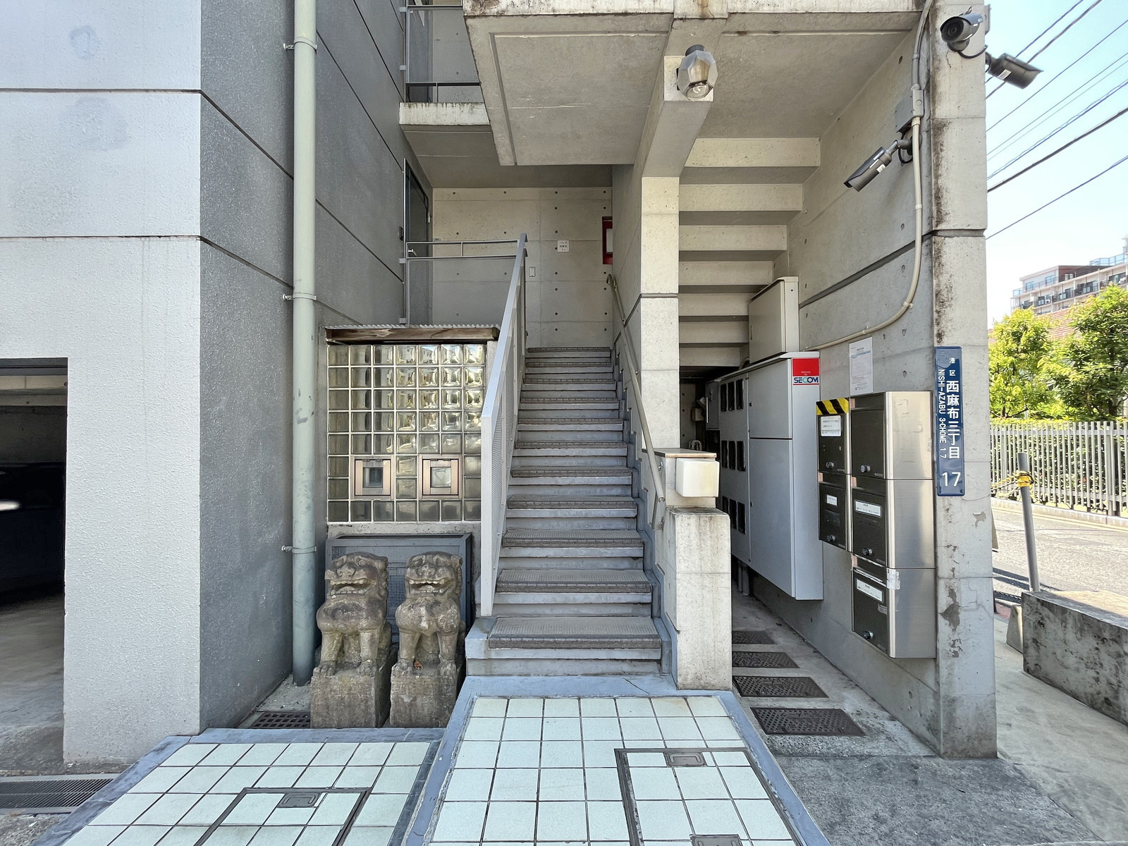 オフィスビル出入り口