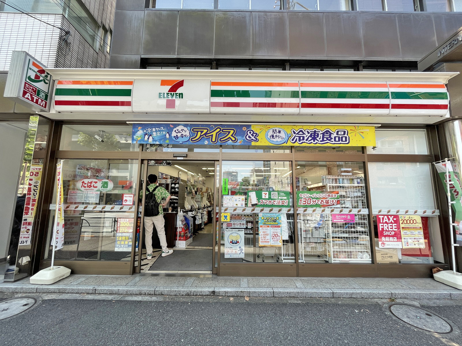 1階のセブンイレブン乃木坂駅南店