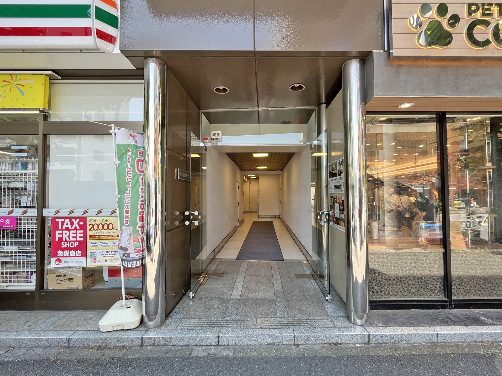 オフィスビル出入り口