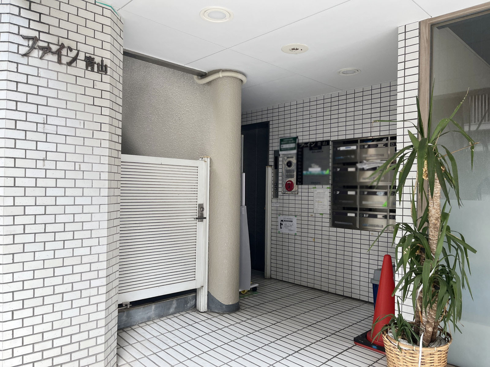オフィスビル出入り口
