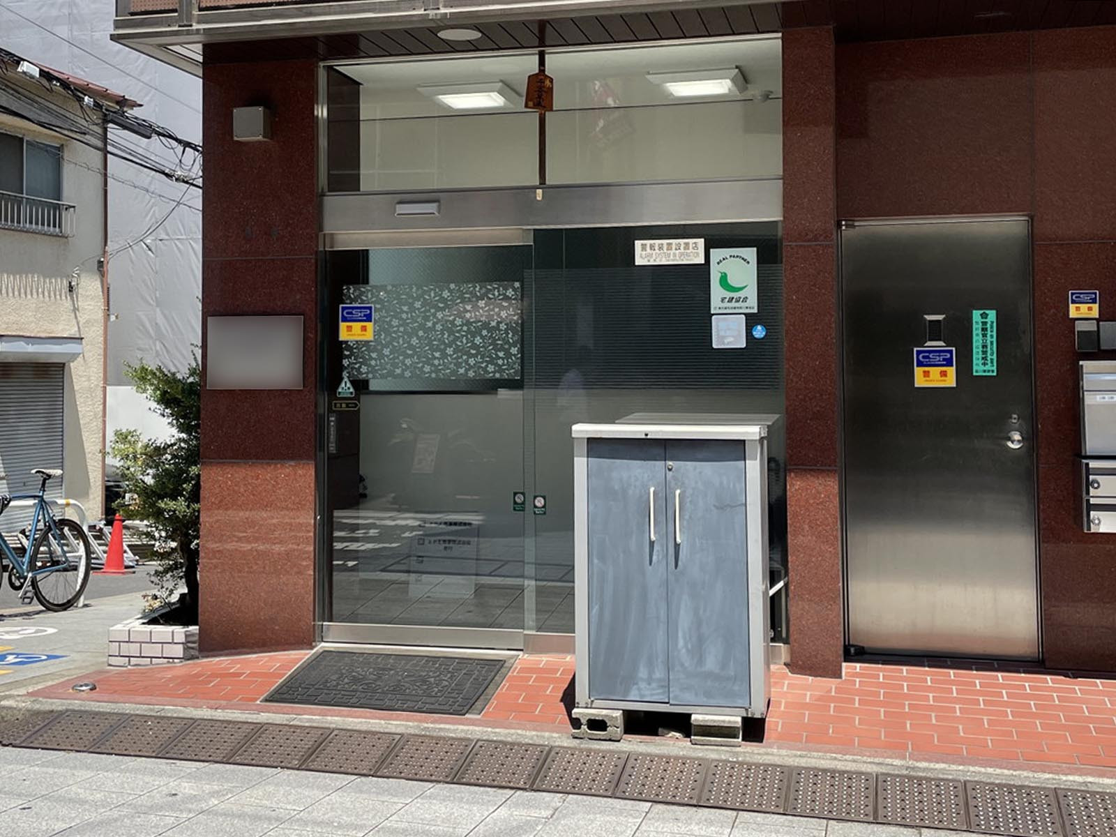 オフィスビル出入口