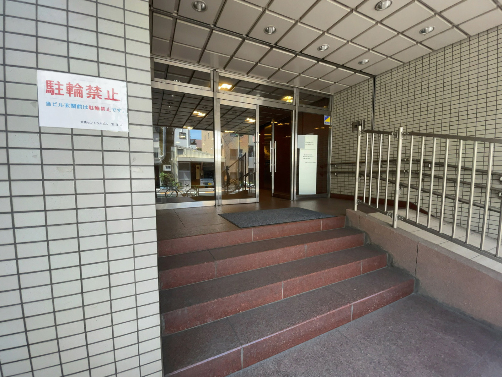 オフィスビル出入口
