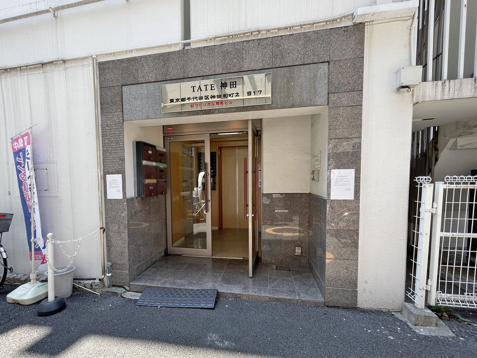 オフィスビル出入口