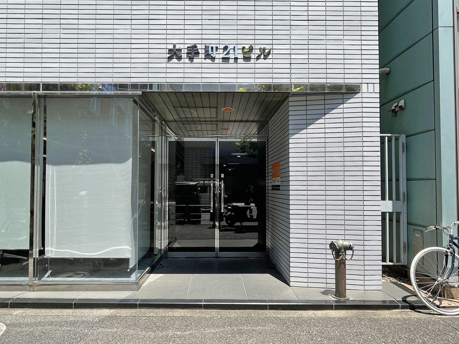 オフィスビル出入口
