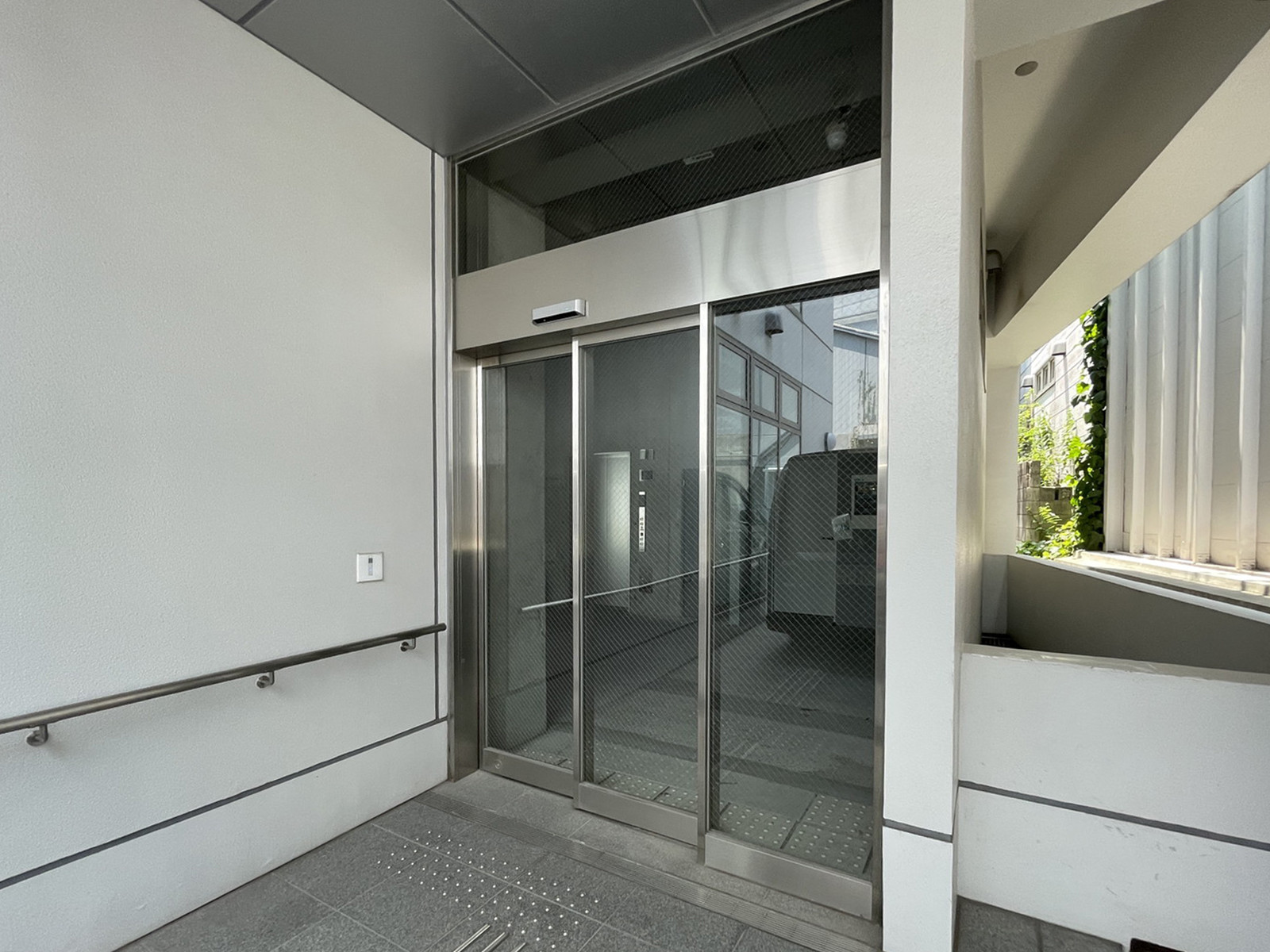 オフィスビル出入口