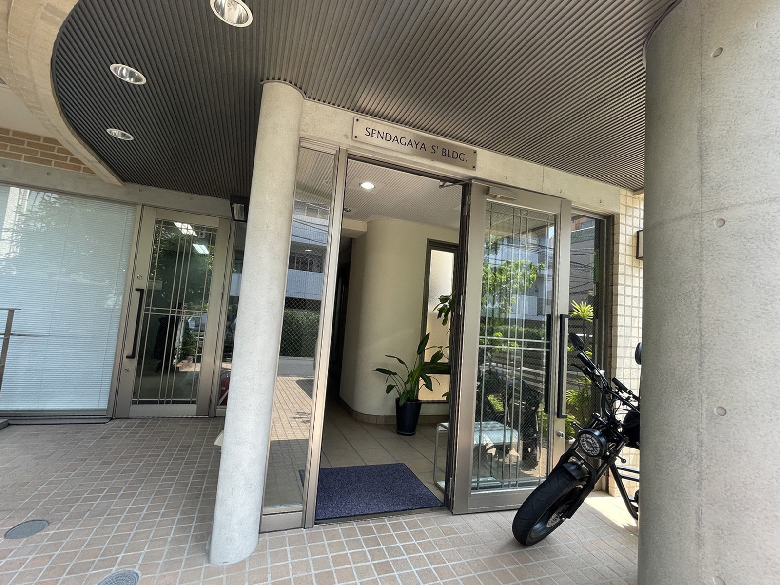 オフィスビル出入口