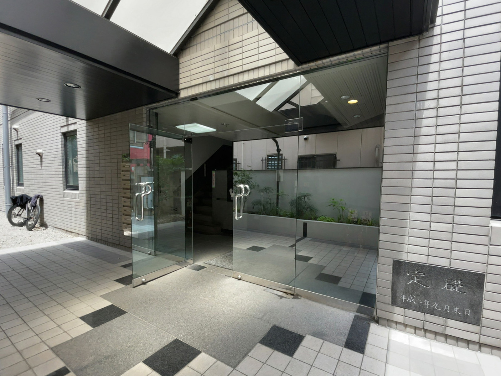 オフィスビル出入口