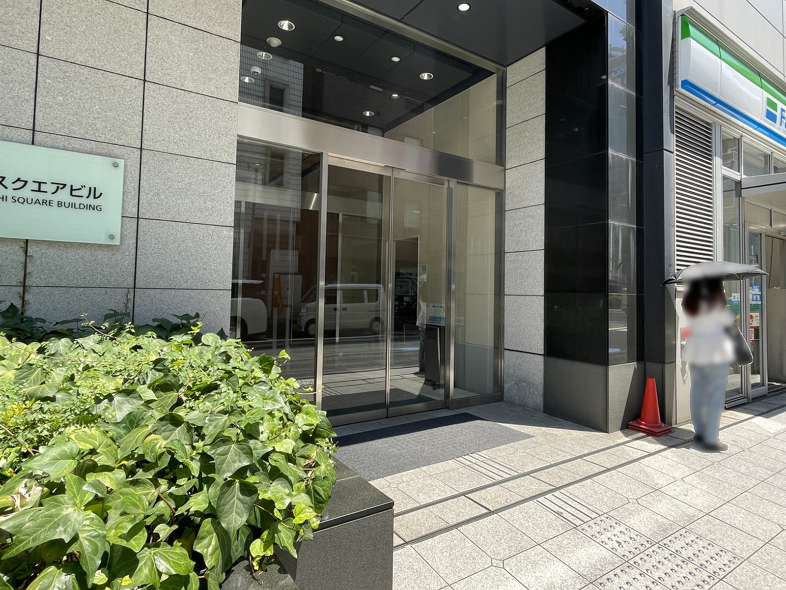 オフィスビル出入口