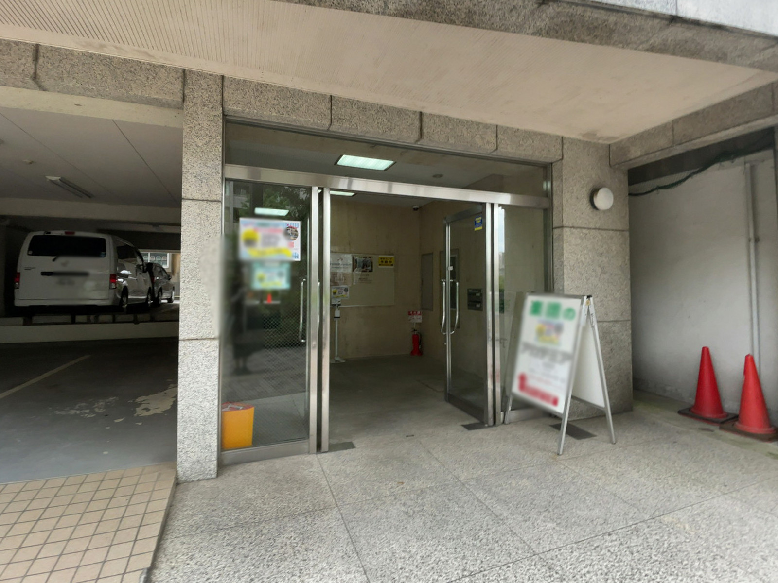 オフィスビル出入口
