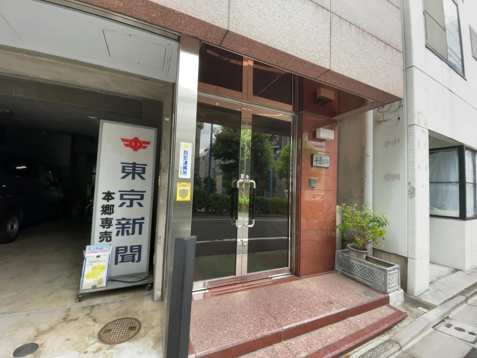 オフィスビル出入口