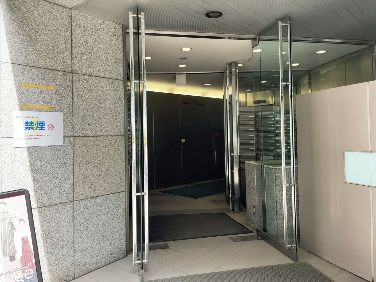 オフィスビル出入口
