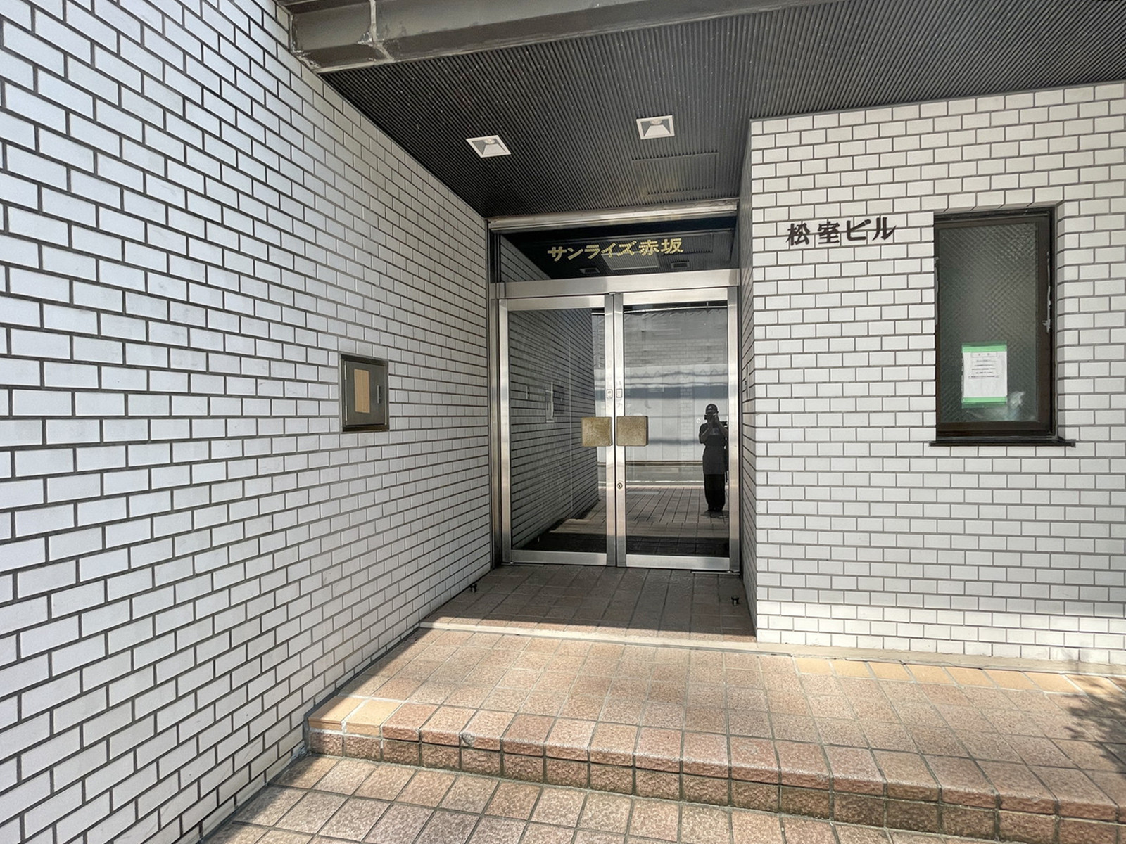 オフィスビル出入口