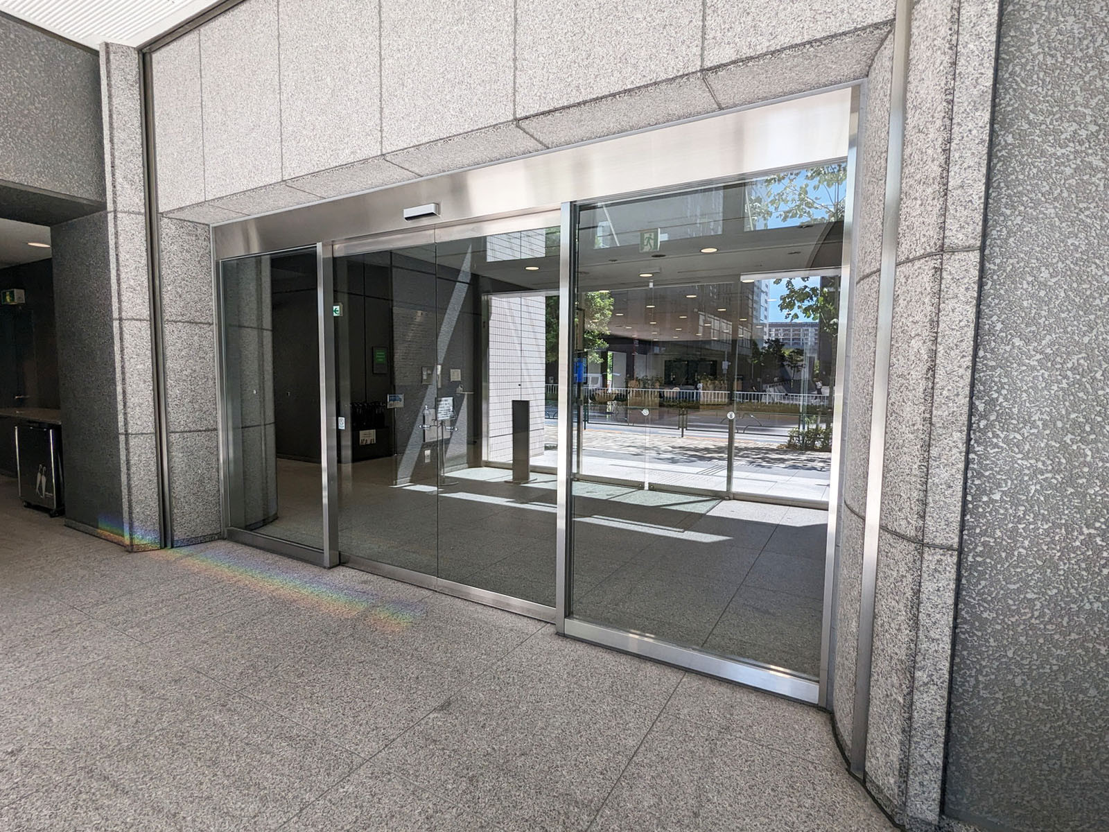 オフィスビル出入口