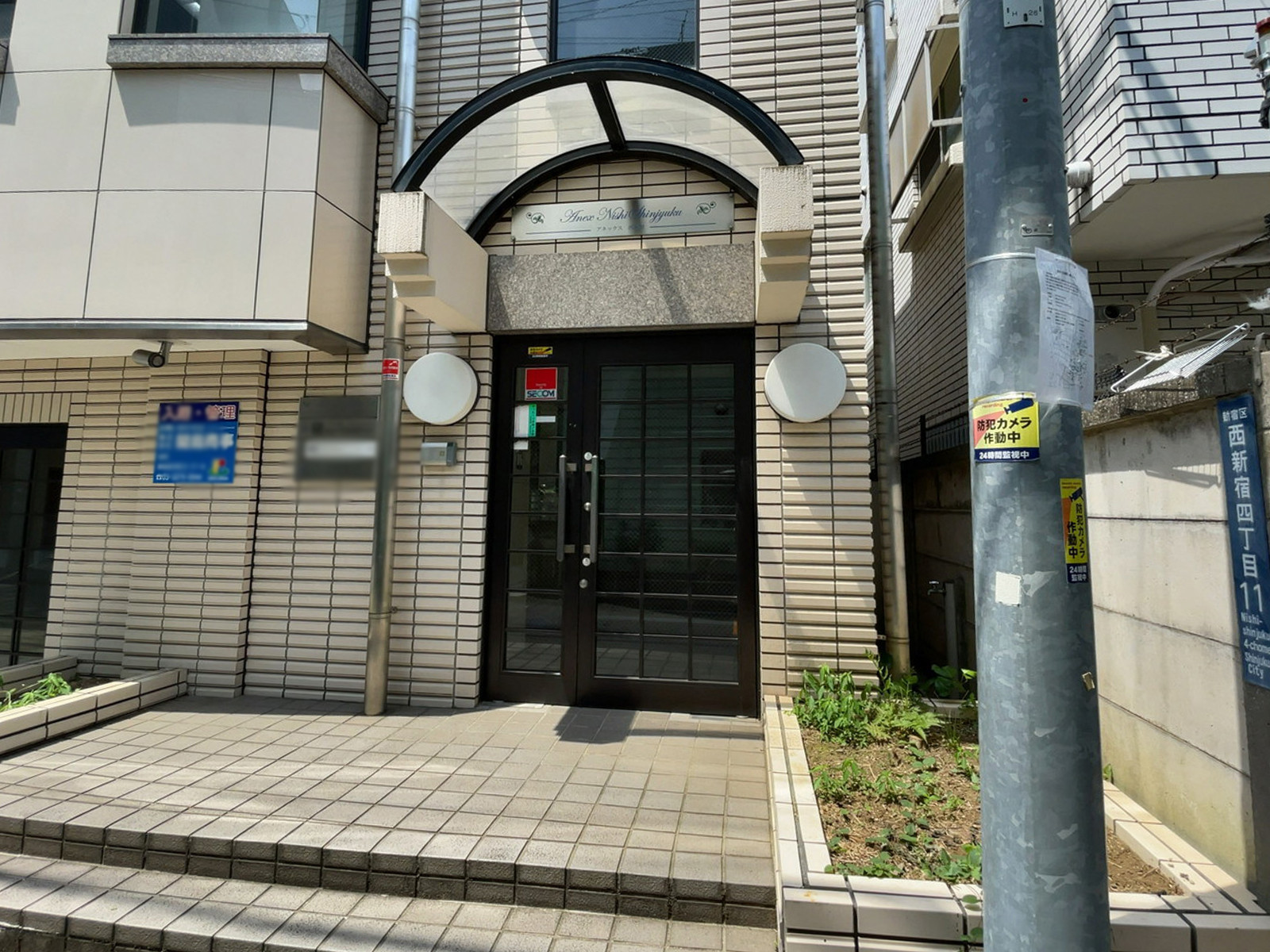 オフィスビル出入口