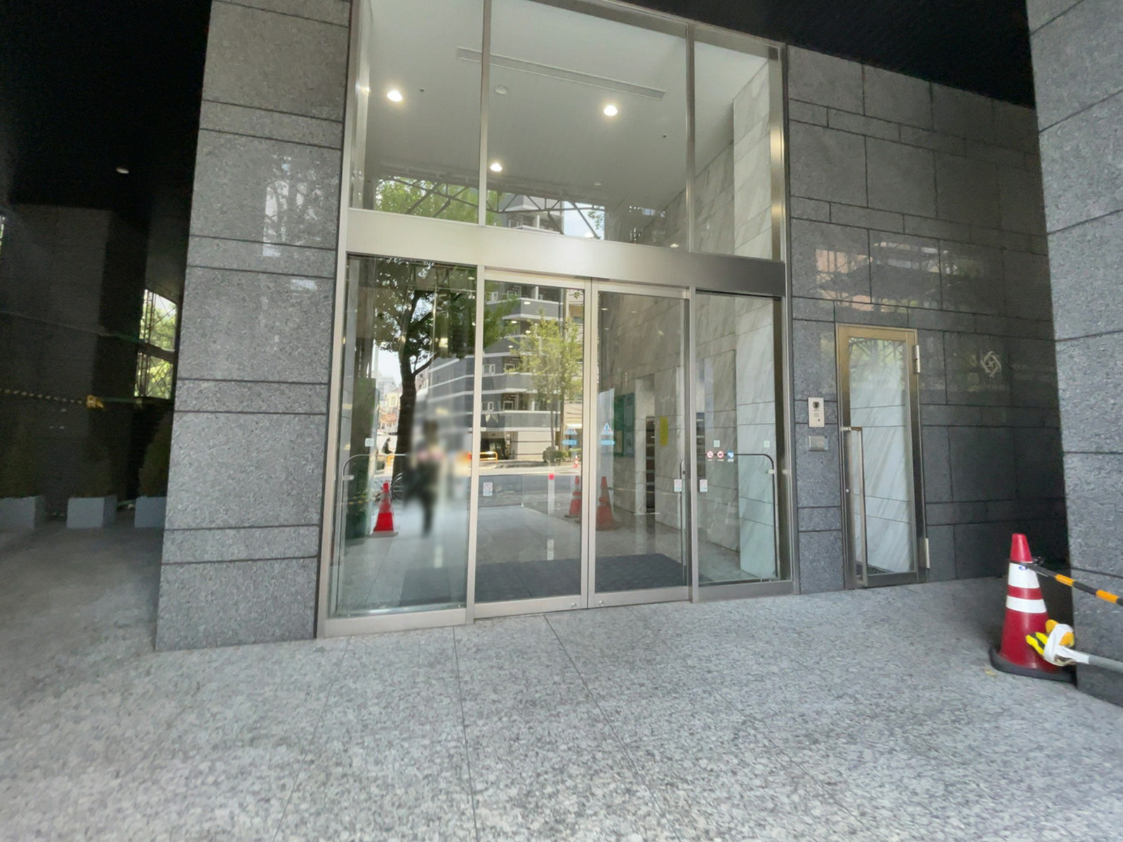 オフィスビル出入口
