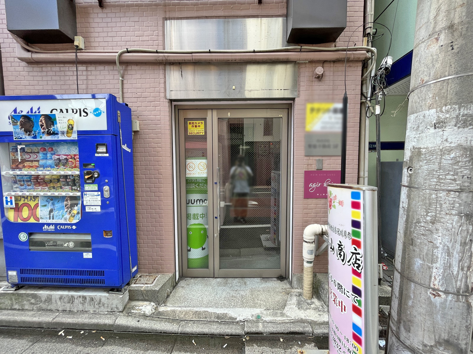 オフィスビル出入り口