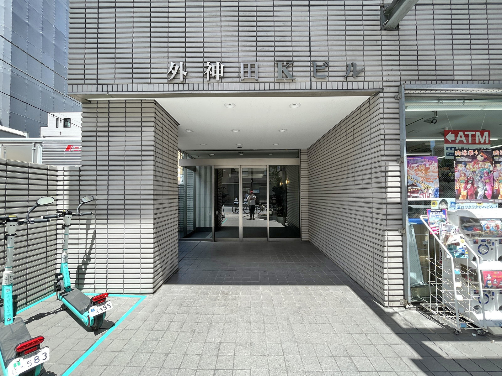 オフィスビル出入り口