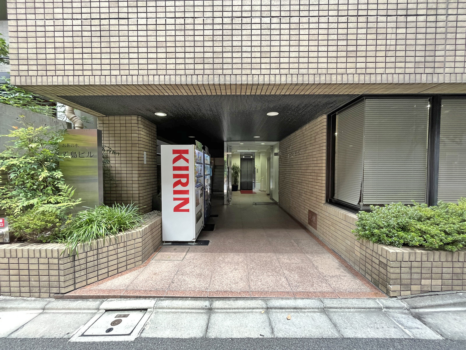 オフィスビル出入り口