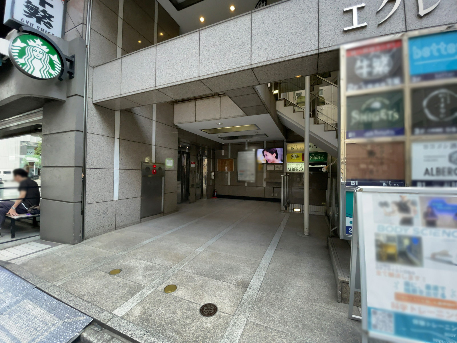 オフィスビル出入口
