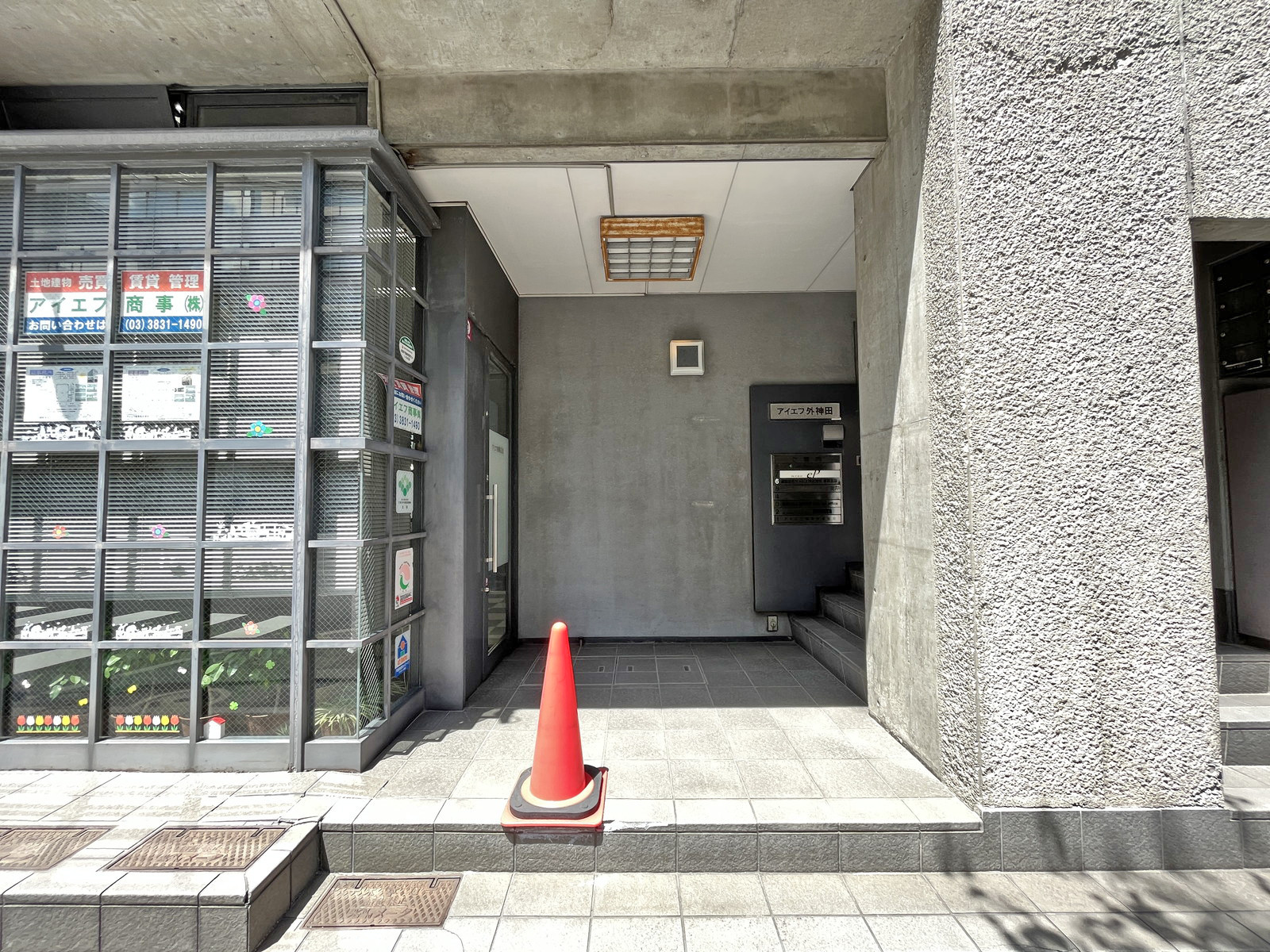 オフィスビル出入り口