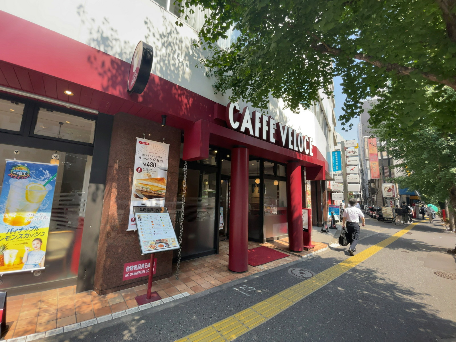 1階のカフェ・ベローチェ新宿五丁目店