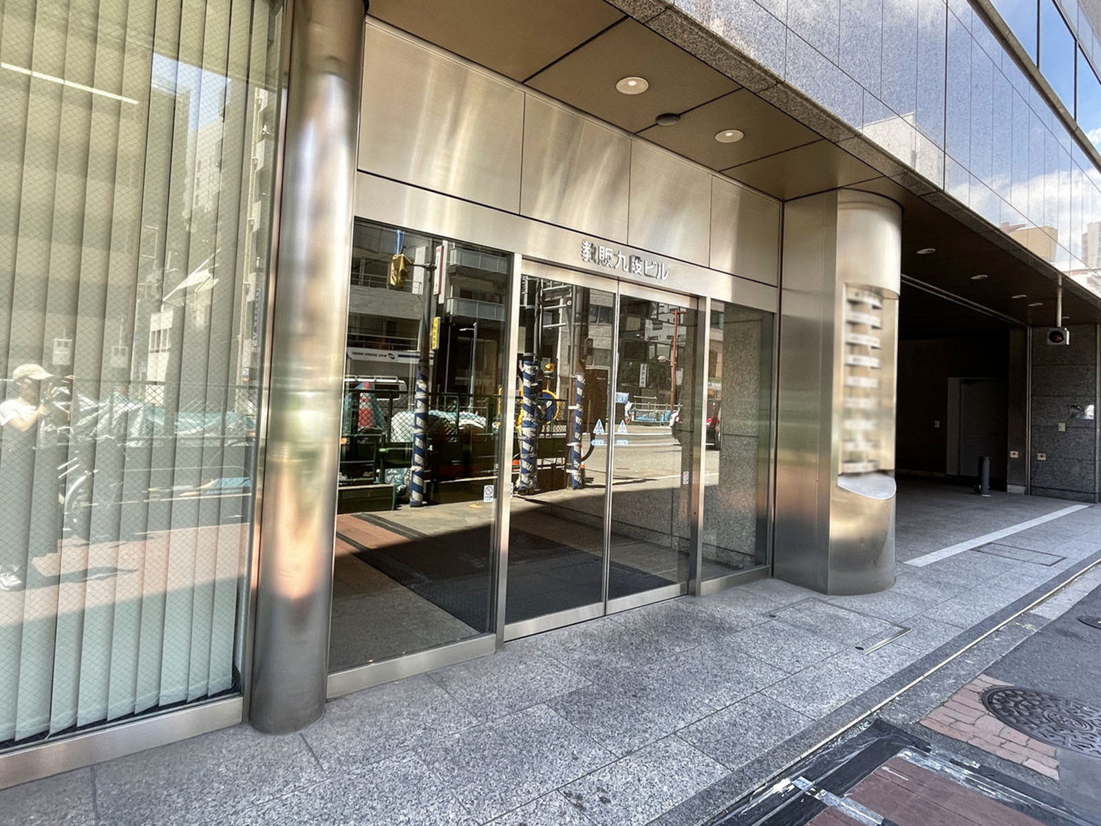 オフィスビル出入口