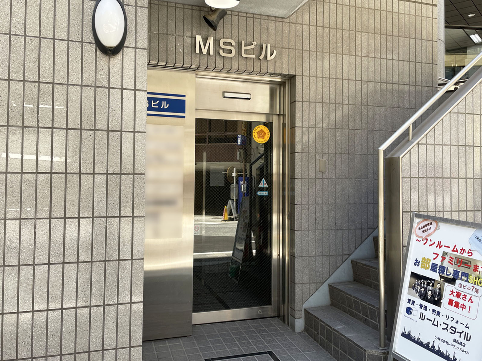 オフィスビル出入口