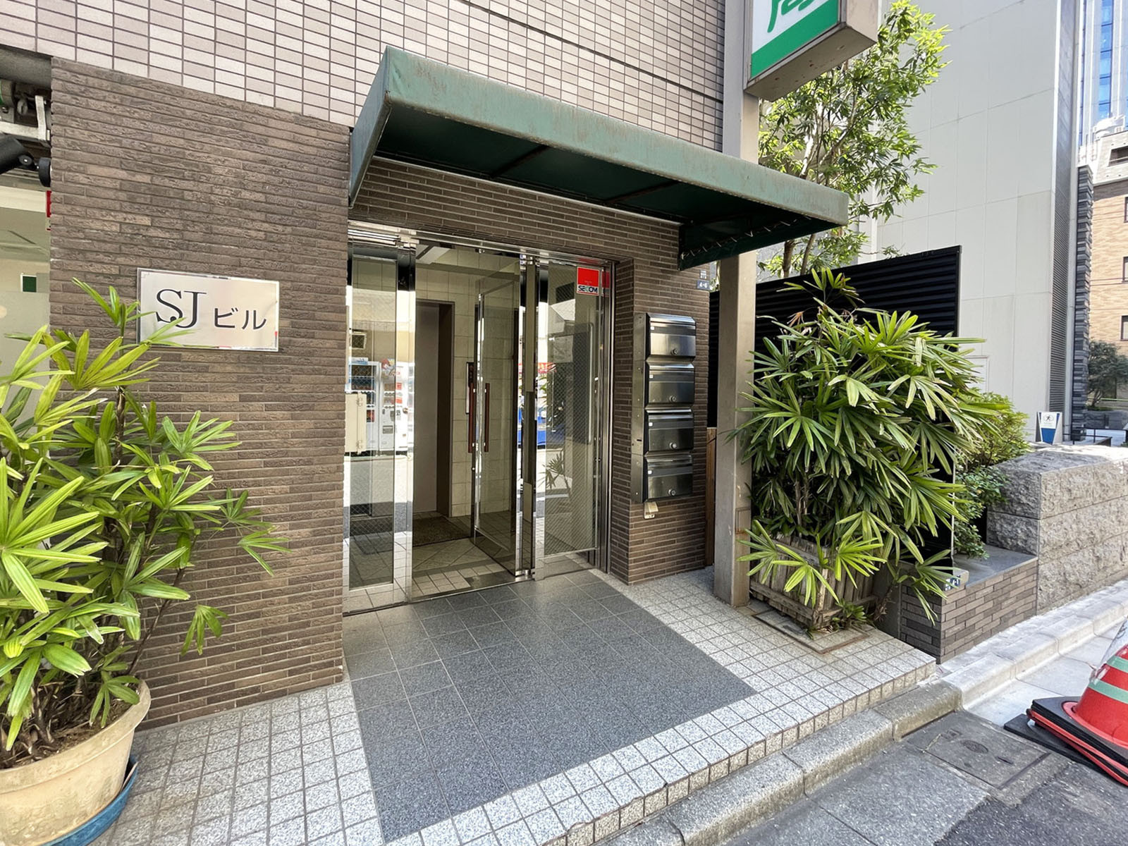 オフィスビル出入口