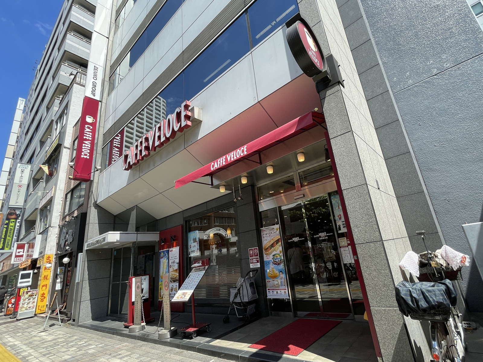 1階のカフェ・ベローチェ 池袋西口店