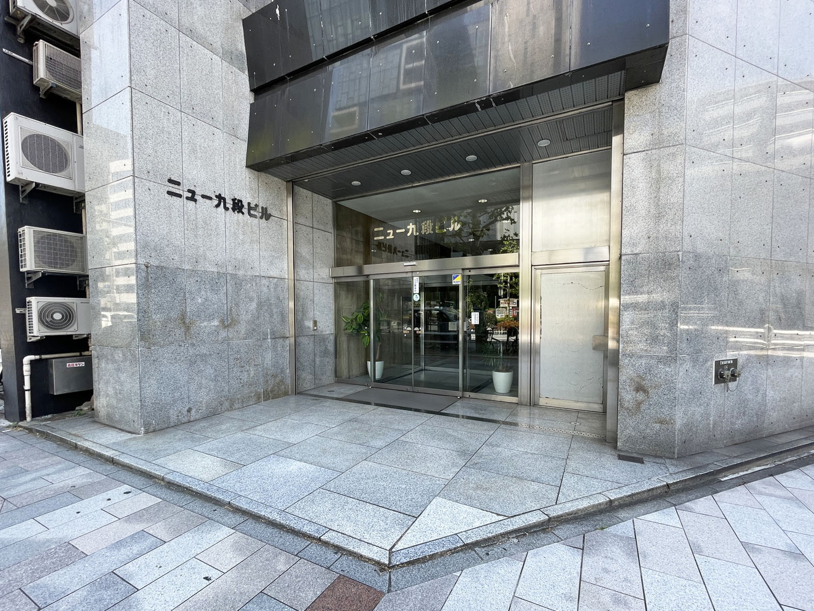 オフィスビル出入口