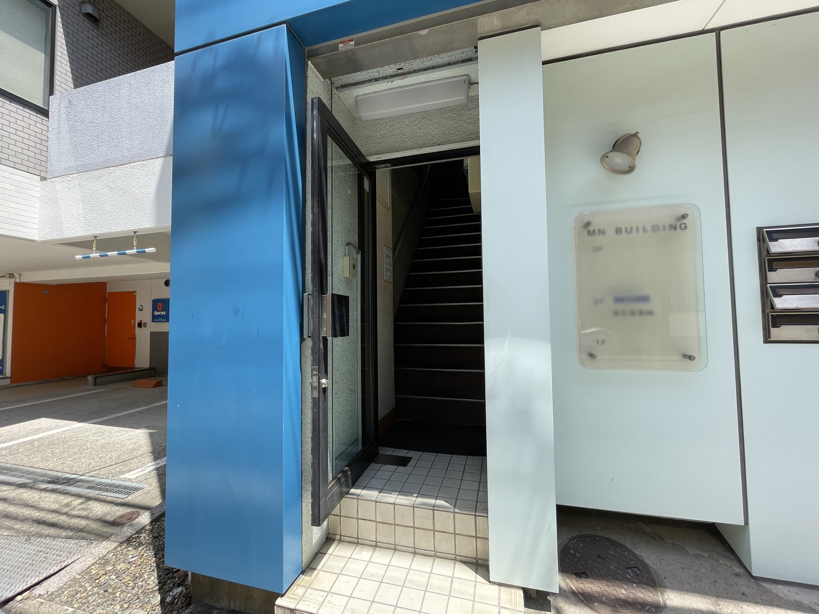 オフィスビル出入口
