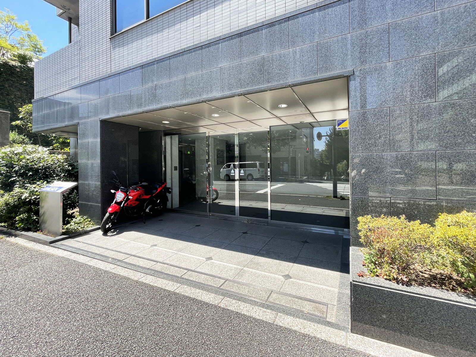 オフィスビル出入口
