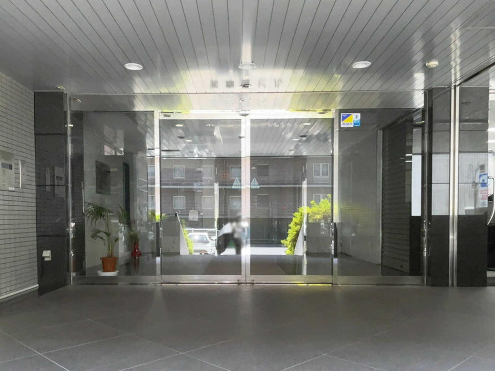オフィスビル出入口