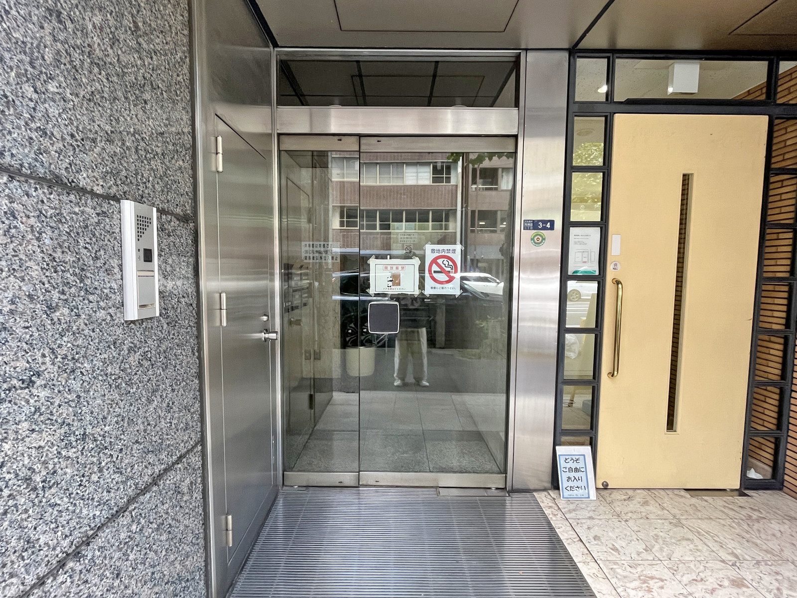 オフィスビル出入り口