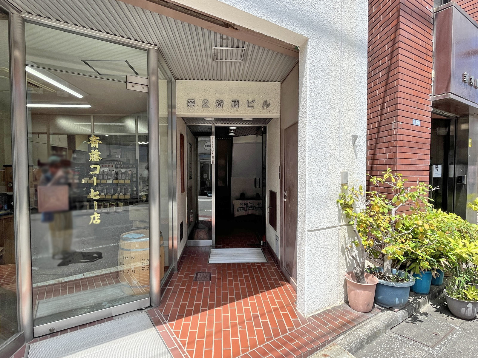 オフィスビル出入口