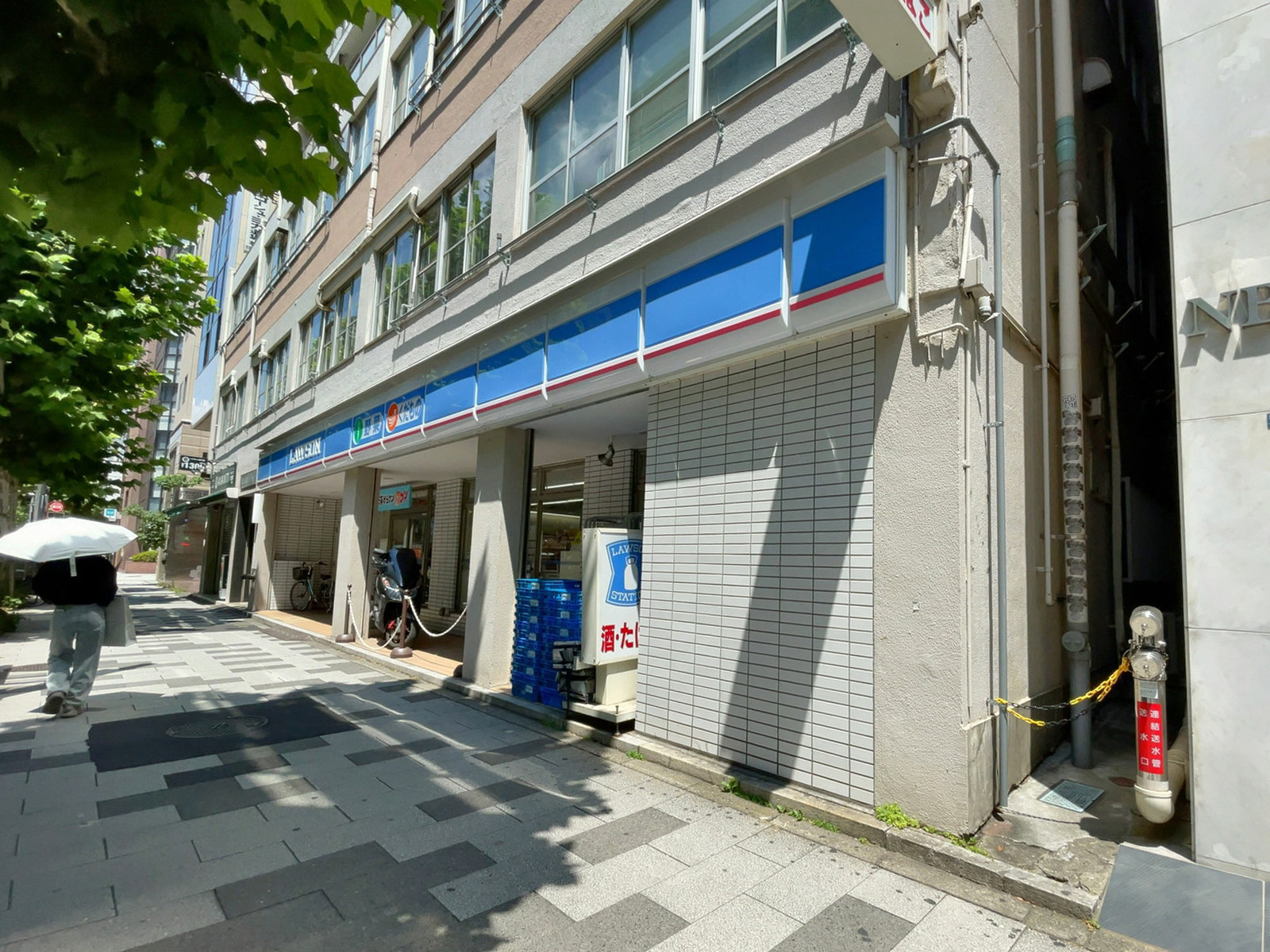 1階のローソン 新宿御苑駅前店