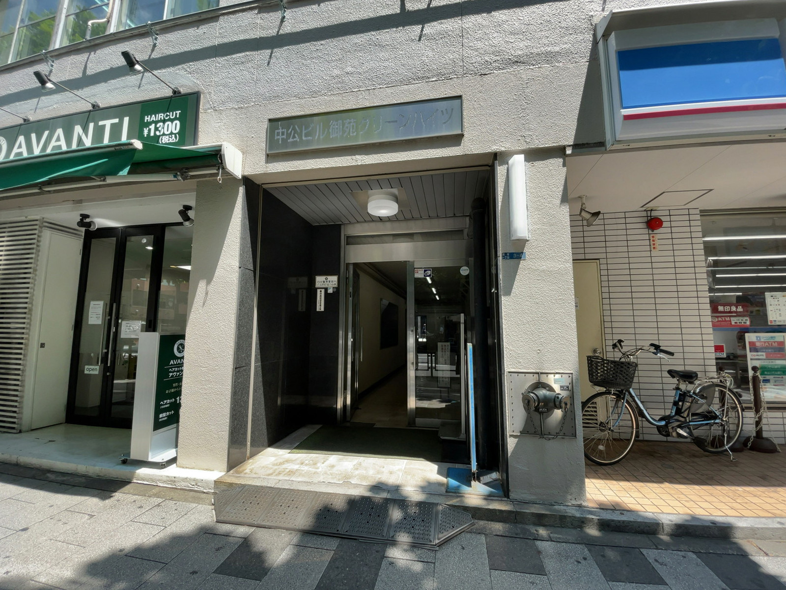 オフィスビル出入口