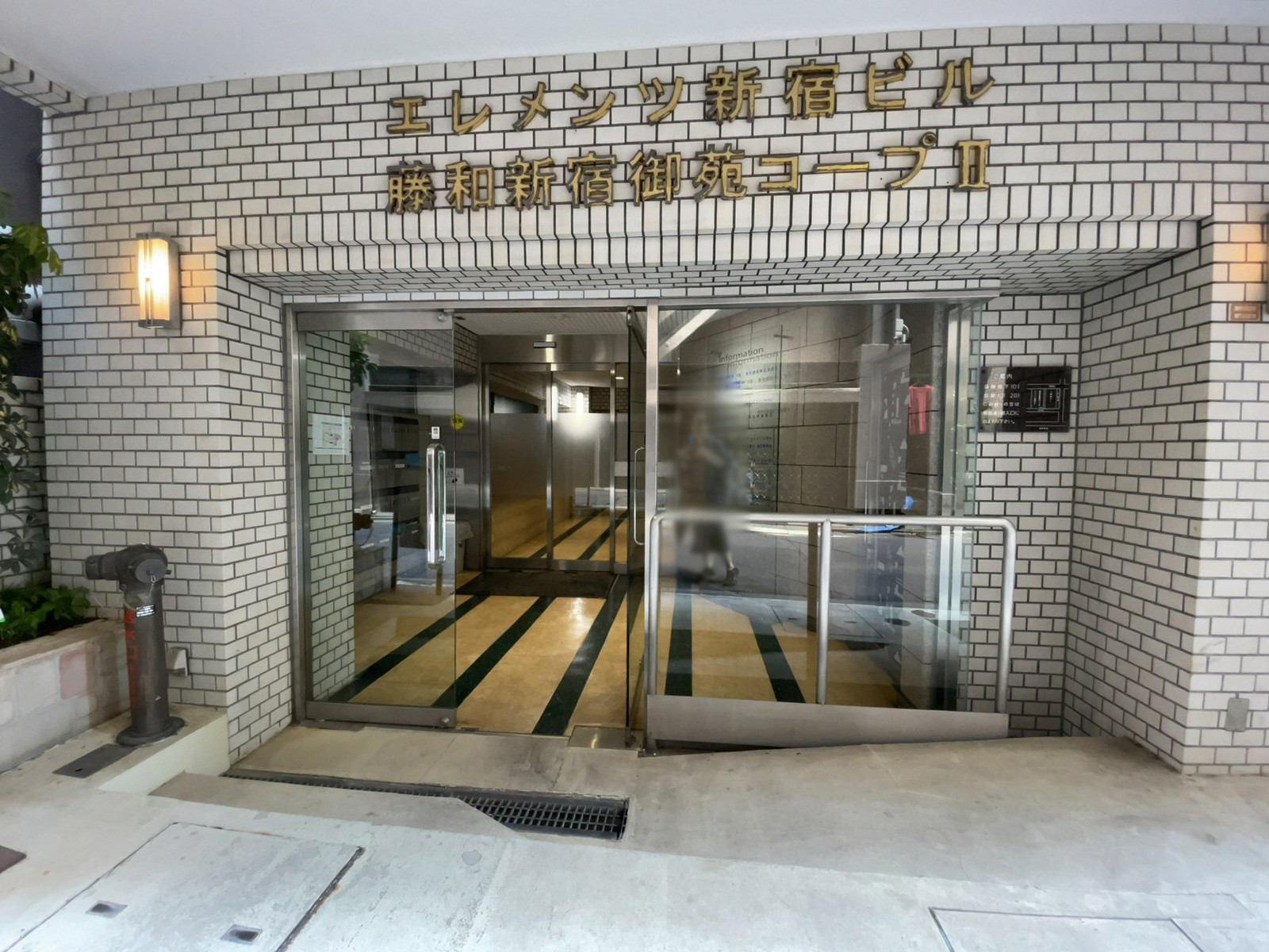 オフィスビル出入口