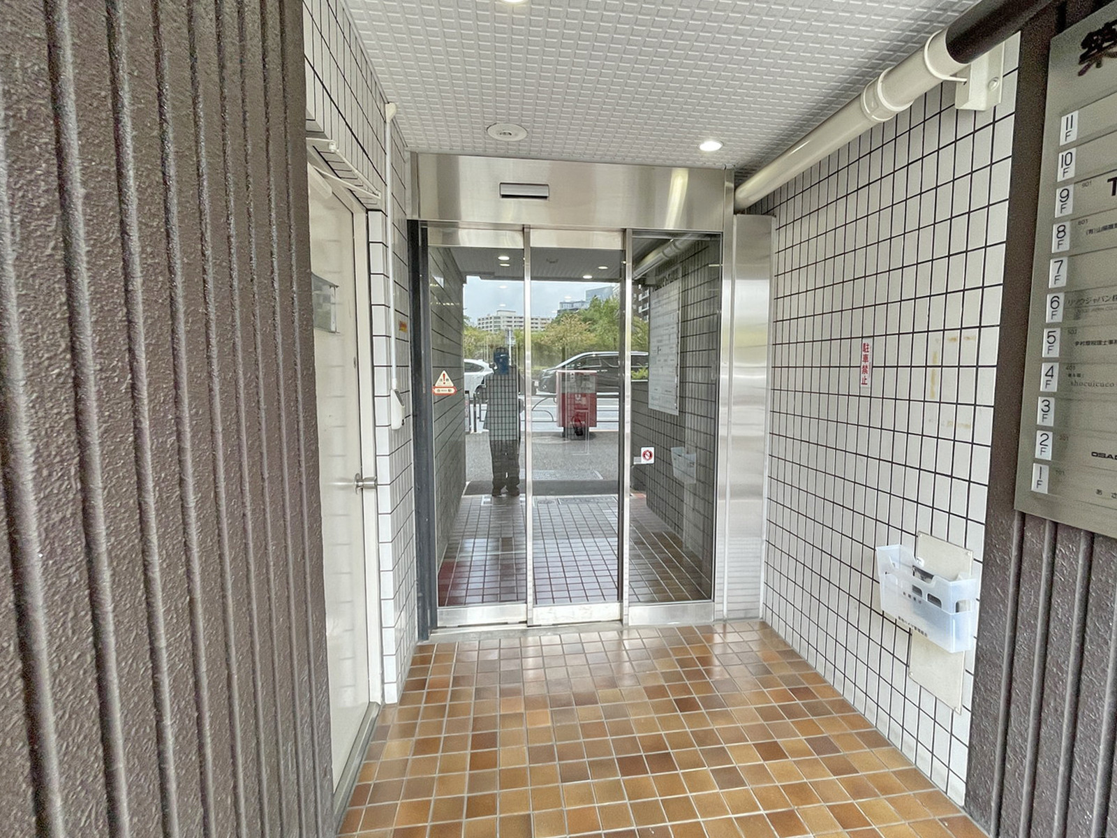 オフィスビル出入口