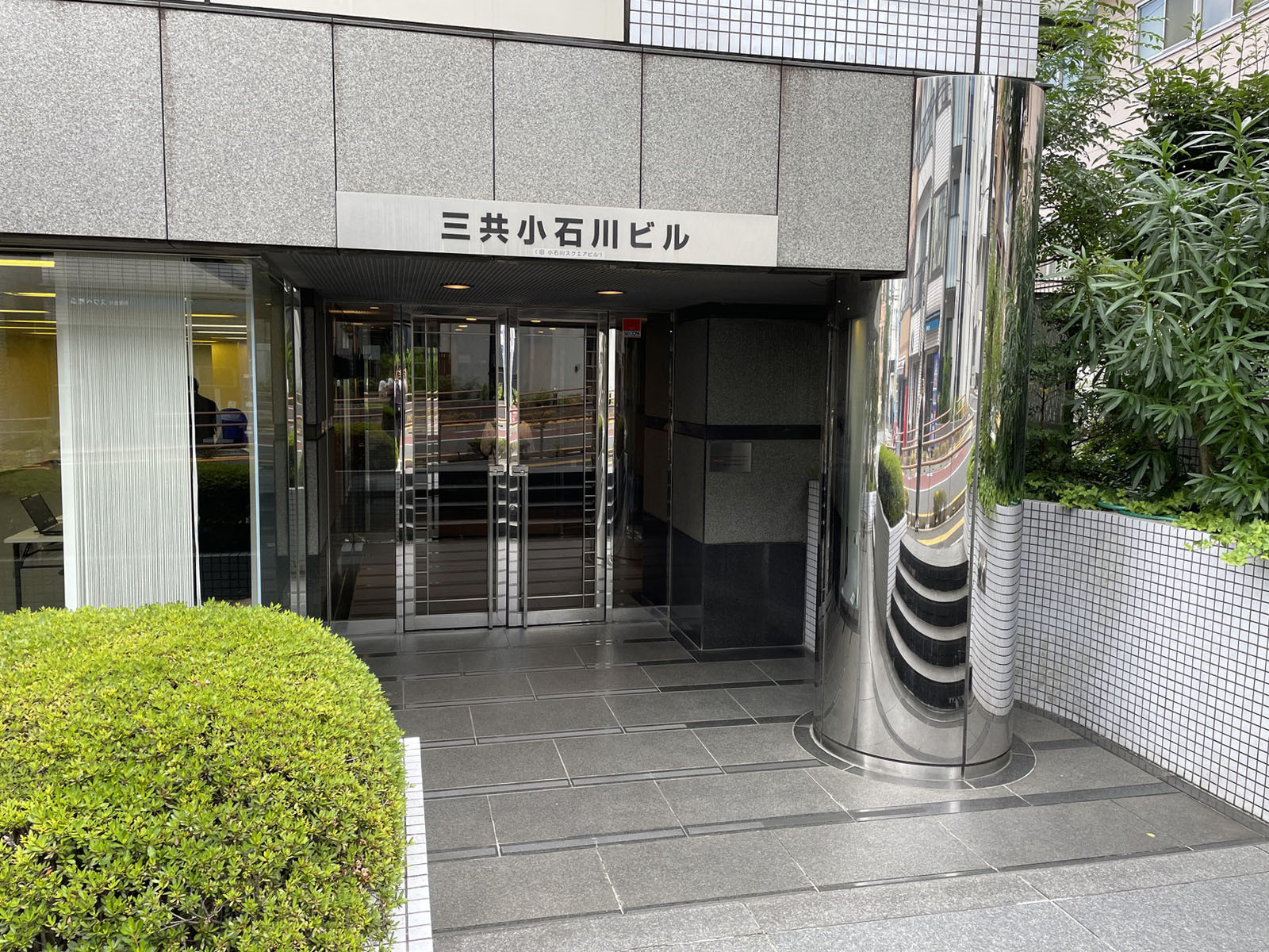 オフィスビル出入口