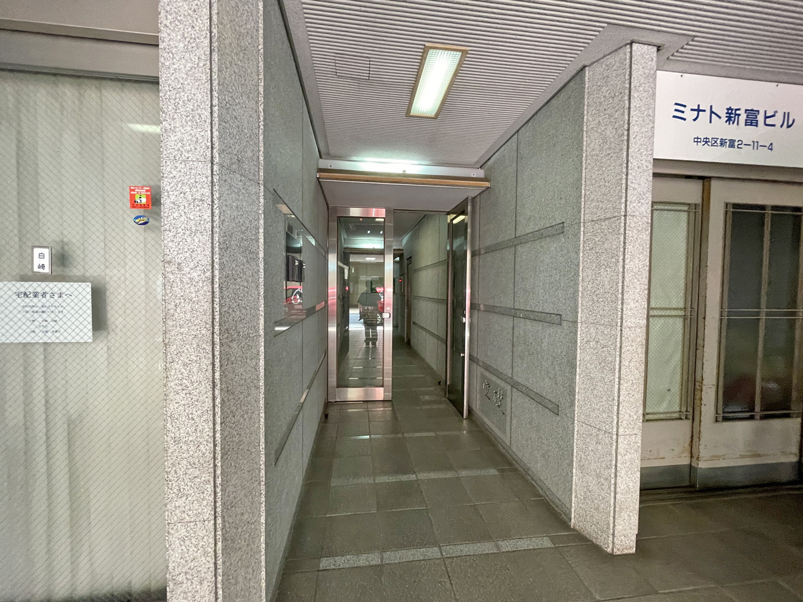 オフィスビル出入口