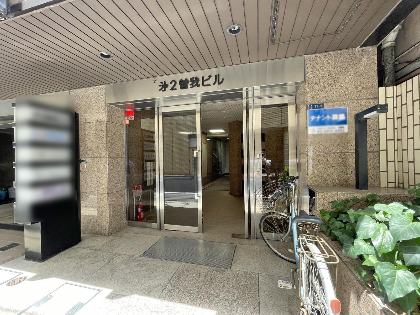 オフィスビル出入口