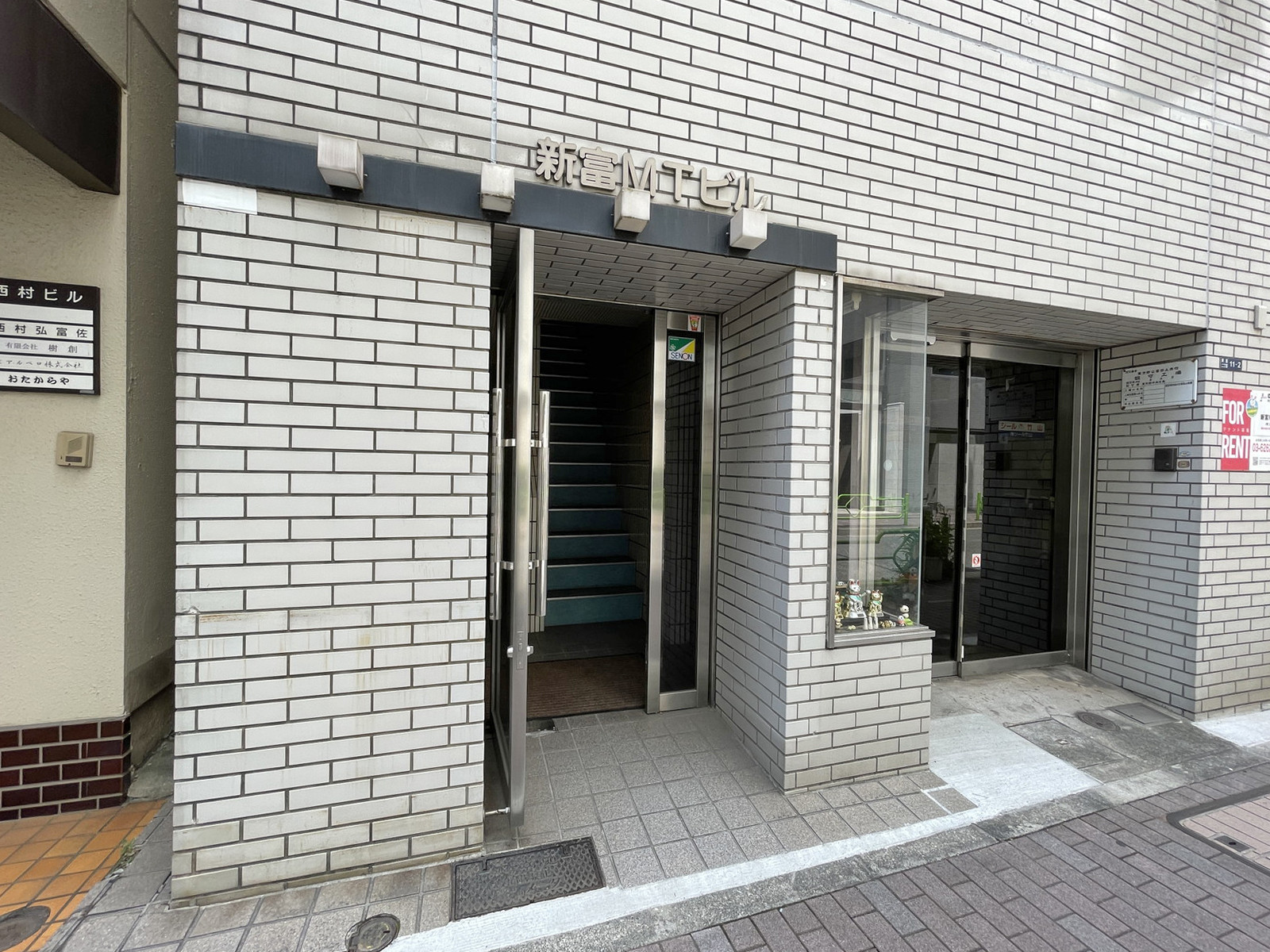 オフィスビル出入口