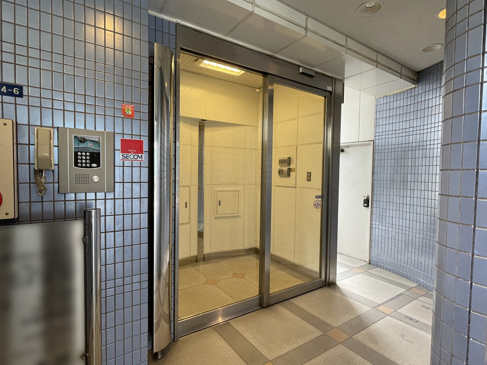 オフィスビル出入口
